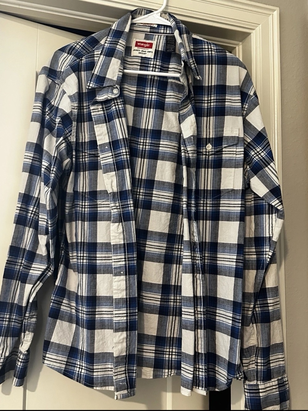 Wrangler Blue and White Plaid Casual Button-Down Shirt